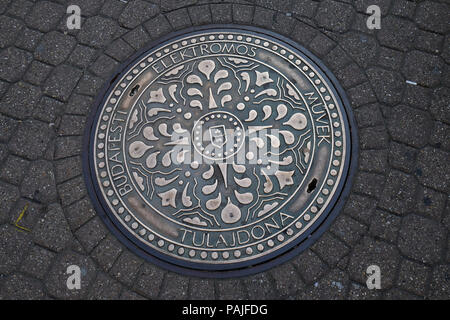 Ein Bügeleisen Kanaldeckel in einer Straße von Budapest, Ungarn Stockfoto