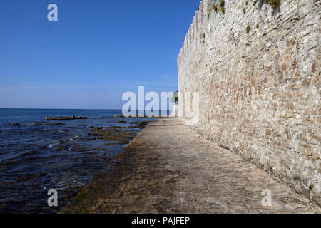 Strand in der idyllischen kleinen Stadt Novigrad an der Westküste der Halbinsel Istrien, Kroatien Stockfoto