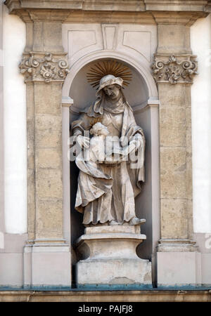 Saint Ann mit Jungfrau Maria Statue auf der Fassade der St. Anna Kirche in Budapest, Ungarn Stockfoto