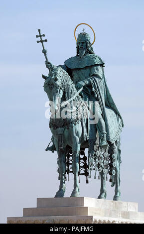 Equestrian Statue von König Stephan dem Heiligen auf der Fischerbastei auf dem Burgberg in Budapest, Ungarn Stockfoto