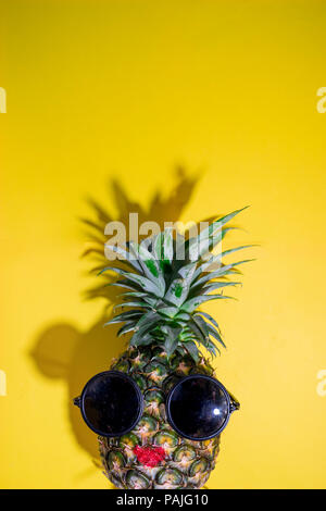 Rote Lippe Ananas mit Sonnenbrille auf gelben Hintergrund, Kopie Raum Ripe Stockfoto