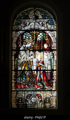 Saint Aloysius ist seine erste Gemeinschaft vom Heiligen Karl Borromäus, Glasfenster in der Kirche von St. Martin in Zagreb, Kroatien. Stockfoto