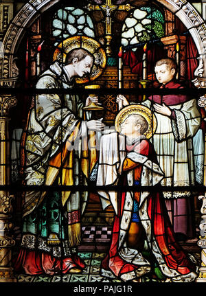Saint Aloysius ist seine erste Gemeinschaft vom Heiligen Karl Borromäus, Glasfenster in der Kirche von St. Martin in Zagreb, Kroatien. Stockfoto