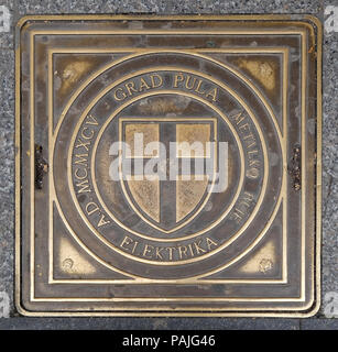 Ein Bügeleisen Kanaldeckel in einer Straße von Pula, Kroatien Stockfoto