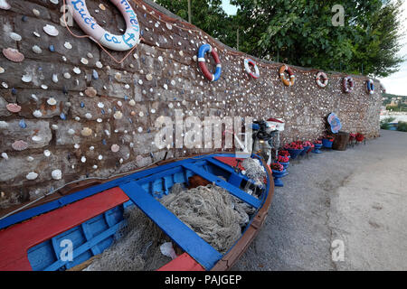 Alte Angelausrüstung, ausgesetzt als Dekoration vor dem Restaurant in Icici, Kroatien Stockfoto