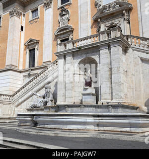 Statue des Nils und der Göttin Roma, Piazza del Campidoglio - Rom, Italien Stockfoto