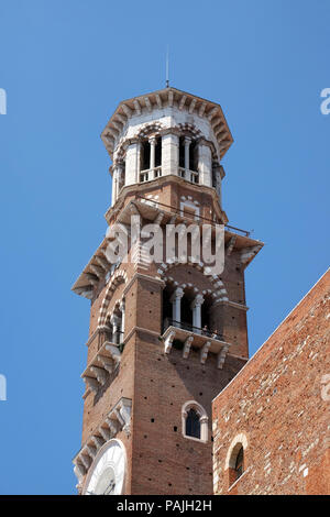 Torre Dei Lamberti - mittelalterliche Turm der Lamberti XI Jahrhundert - 84 m. Piazza delle Erbe, Weltkulturerbe der Unesco in Verona, Italien Stockfoto