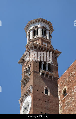 Torre Dei Lamberti - mittelalterliche Turm der Lamberti XI Jahrhundert - 84 m. Piazza delle Erbe, Weltkulturerbe der Unesco in Verona, Italien Stockfoto