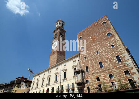 Torre Dei Lamberti - mittelalterliche Turm der Lamberti XI Jahrhundert - 84 m. Piazza delle Erbe, Weltkulturerbe der Unesco in Verona, Italien Stockfoto