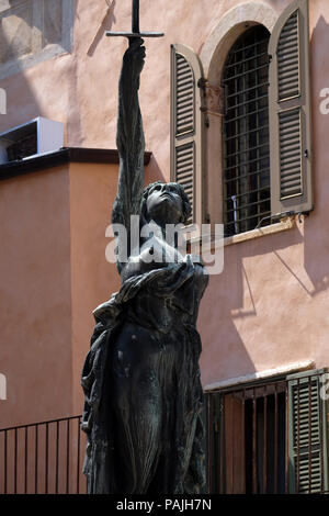 Statue Schwert der Freiheit auf der Piazza delle Erbe in Verona, Italien Stockfoto
