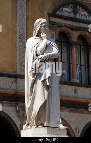 Dante Alighieri Statue an der Piazza dei Signori in Verona, Italien Stockfoto