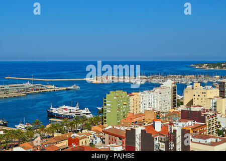 DENIA, Spanien - 08 Juli, 2018: Blick auf den Hafen und den Berg Montgo Denia, Spanien. Blick von der Burg von Denia Stockfoto