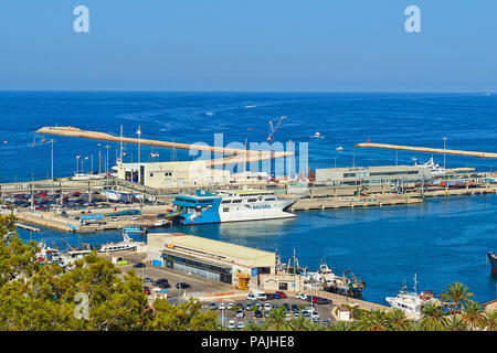DENIA, Spanien - 08 Juli, 2018: Blick auf den Hafen und den Berg Montgo Denia, Spanien. Blick von der Burg von Denia Stockfoto