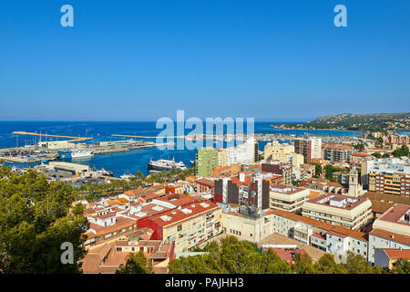 DENIA, Spanien - 08 Juli, 2018: Blick auf den Hafen und den Berg Montgo Denia, Spanien. Blick von der Burg von Denia Stockfoto