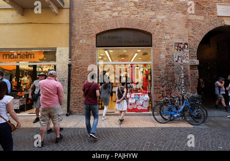 Näherei in den Innenhof der Julia in Verona, Italien Stockfoto