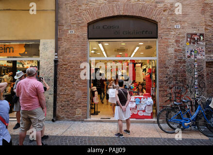 Näherei in den Innenhof der Julia in Verona, Italien Stockfoto