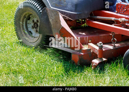 Mähen rasen. Rasenmäher auf grünem Gras. Mähwerk Gras. Mähen Gärtner