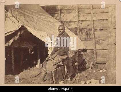[Schwarze Soldaten im Camp]. Artist: Möglicherweise von Alexander Gardner (Amerikanische, Glasgow, Schottland 1821-1882 Washington, D.C.). Abmessungen: Bild: 6. × 8 7/16 in. (15,2 × 21,4 cm): 9 x 11 in. (22,9 × 27,9 cm). Datum: Ca. 1863. Museum: Metropolitan Museum of Art, New York, USA. Stockfoto