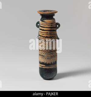 Glas alabastron (Parfüm Flasche). Kultur: Griechisch, östlichen Mittelmeer. Abmessungen: H.: 3 7/8 in. (9,8 cm). Datum: Ende 6.-5. vorchristlichen Jahrhundert. Translucent Hellblau mit grünlichen Farbton, mit Griffen in der gleichen Farbe; Wanderwege in Opak gelb, opak türkis blau. Breite flache Rim-disk, mit strahlenden Schnittspuren auf Oberfläche; kurz zylindrischen Hals, verjüngt sich nach unten; schmale unebene Schulter; Gerade-seitig Körper mit nach oben Konus; konvexen Boden; unterhalb der Schulter, zwei vertikale ring Griffe mit langen genoppte Schwänze über trail Dekoration angewendet. Eine gelbe Markierung am Rand des RIM-dis Stockfoto