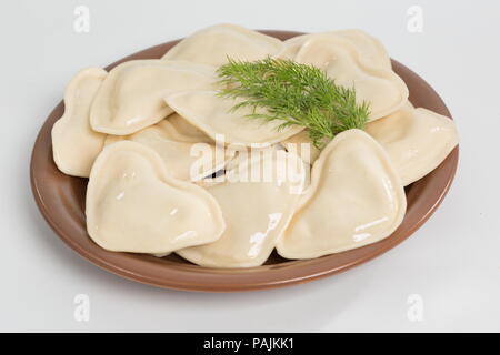 Vareniks mit Käse sind ukrainische Lebensmittel Nahaufnahme auf weißem Hintergrund Stockfoto