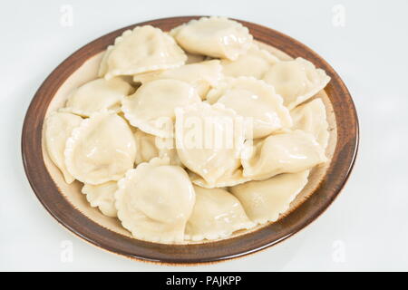 Vareniks mit Käse sind ukrainische Lebensmittel Nahaufnahme auf weißem Hintergrund Stockfoto