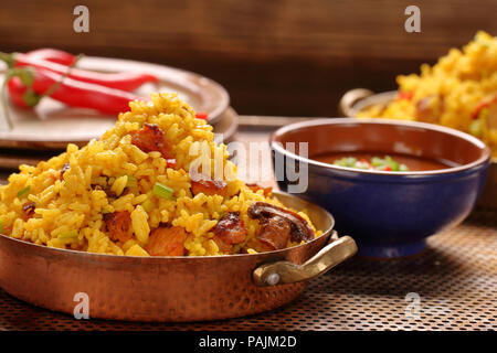 Huhn mit Basmati-Reis in Edelstahl Pfanne gebraten Stockfoto