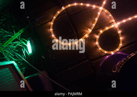 Gelbe LED-Streifen und grünen Licht auf einer Bühne. Stockfoto