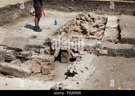 Archäologische Grabung in Priory Park in Chichester, West Sussex, UK. Stockfoto