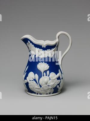 Krug. Kultur: American. Abmessungen: H. 7 1/4 in. (18,4 cm). Hersteller: United States Keramik Firma (1852-58). Datum: 1852-58. Museum: Metropolitan Museum of Art, New York, USA. Stockfoto