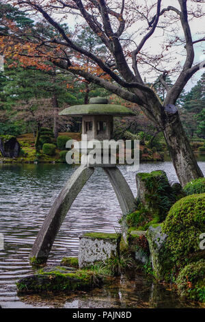 Berühmte Kotoji zweibeinige Stein Laterne neben Teich an Kenroku-en Garten in Kanazawa, Japan. Stockfoto