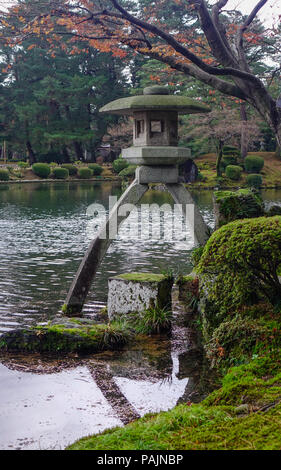 Berühmte Kotoji zweibeinige Stein Laterne neben Teich an Kenroku-en Garten in Kanazawa, Japan. Stockfoto