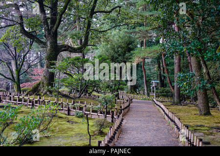 Zu Fuß Straße bei Kenrokuen Garten in Kanazawa, Japan. Kenrokuen ist einer von Japan drei schönsten Landschaftsgärten. Stockfoto