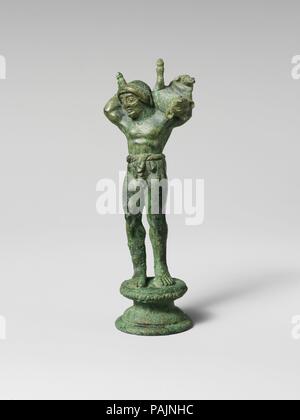 Bronzestatuette eines Jugendlichen mit einem Schwein. Kultur: Etrusker. Abmessungen: H.: 3 3/8 x 4 3/8 in. (8,6 x 11,1 cm). Termin: Anfang 5. Jahrhundert v. Chr.. Statuen von Jugendlichen oder Götter Tiere zu opfern, sind häufig in der griechischen Kunst, aber relativ zur Etruskischen selten. Diese statuette, die in der Darstellung der anatomischen Details verfeinert, war einmal die Finial für einen Kandelaber. Museum: Metropolitan Museum of Art, New York, USA. Stockfoto