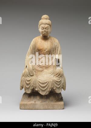 Buddha. Kultur: China. Abmessungen: H.21 cm. (55,2 cm); W. 7 1/2 in. (19,1 cm); D.6 5/8 in. (16,8 cm). Datum: vom 680. Museum: Metropolitan Museum of Art, New York, USA. Stockfoto