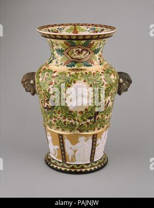 Jahrhundert Vase. Kultur: American. Abmessungen: 12 3/4 x 10 1/4 in. (32,4 x 26 cm). Schöpfer: Karl L. H. Müller (Ca. 1820-1887). Datum: 1877. Der Bildhauer Karl Müller entwickelt eine Reihe von Werken für die Union Porzellan Werke zeigen im Centennial Exhibition 1876 in Philadelphia. Unter seinen wichtigsten waren ein Paar große Jahrhundert Vasen, jedes mit einer Fülle von historischen Szenen und neuartige Kombinationen von patriotischen Motiven in der Entlastung abgedeckt. In Form und Dekoration identisch mit dem Jahrhundert Vasen, diese Vase ist etwa zehn Zentimeter kleiner und ist eines von zwölf in dieser Größe bekannt. North Americ Stockfoto