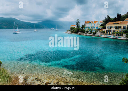 Wolken motion Marine über das Dorf Fiskardo auf der Insel Kefalonia Griechenland Stockfoto