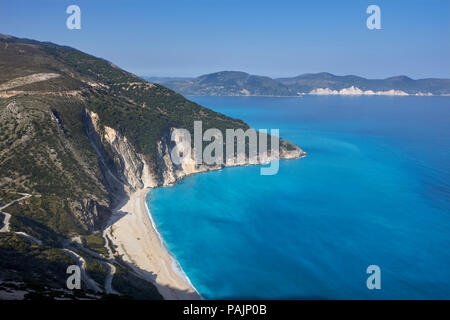 Myrtos Beach mit der Halbinsel Paliki über den Golf von Myrtos. Kefalonia, Ionische Inseln, Griechenland. Stockfoto