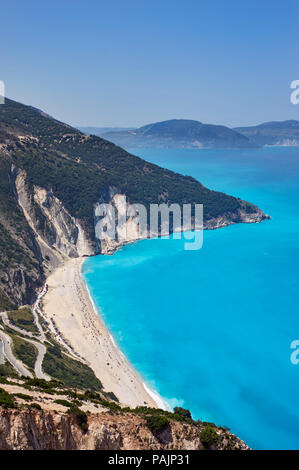 Myrtos Beach mit der Halbinsel Paliki über den Golf von Myrtos. Kefalonia, Ionische Inseln, Griechenland. Stockfoto