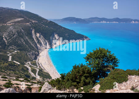 Myrtos Beach mit der Halbinsel Paliki über den Golf von Myrtos. Kefalonia, Ionische Inseln, Griechenland. Stockfoto