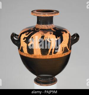 Terrakotta hydria (jar). Kultur: Griechisch, Dachboden. Abmessungen: H.16 cm. (42.49 cm); Durchmesser 12 3/16 in. (31 cm). Datum: Ca. 430 v. Chr.. Eros Schuhe, Braut, Bräutigam, umgeben von zwei anderen Männern und vier Frauen, die Dekoration eines hydria ist in der Regel auf der Vorderseite der Vase beschränkt. Die bezaubernde Szene Hier umschließt den gesamten Umfang. Museum: Metropolitan Museum of Art, New York, USA. Stockfoto