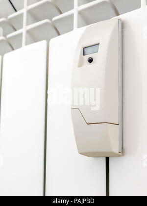 Smart Heat Messgerät montiert auf Haus kühler Stockfoto