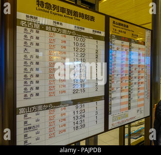 Nagoya, Japan - Dec 3, 2016. Fahrpläne am Bahnhof in Nagoya, Japan. Die Züge sind eine sehr bequeme Möglichkeit für Besucher rund um Japan zu reisen. Stockfoto