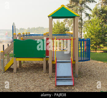 Bunte Kinderspielplatz im Stadtpark Stockfoto