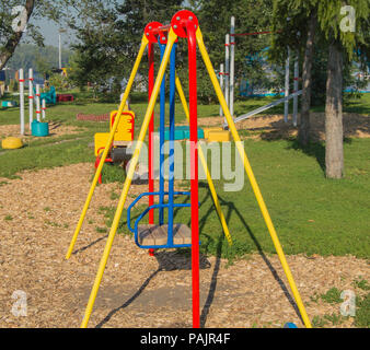 Bunte Kinderspielplatz im Stadtpark Stockfoto