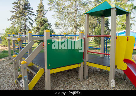Bunte Kinderspielplatz im Stadtpark Stockfoto