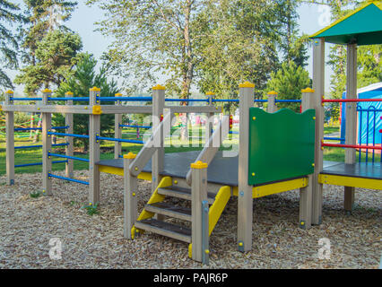 Bunte Kinderspielplatz im Stadtpark Stockfoto