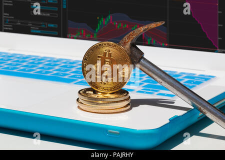 Belgrad, Serbien - 29. Mai 2018: Goldene Bitcoin Münzen auf dem Boden. Krise Konzept.'nder Bitcoin durch Satoshi Nakamoto 2008 als digitale Fo erfunden wurde Stockfoto