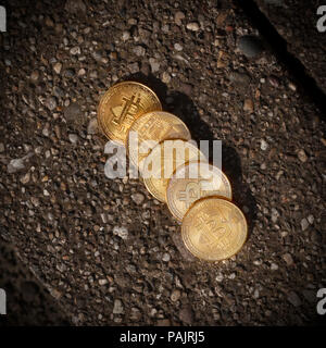 Belgrad, Serbien - Juni 12, 2018: Goldene Bitcoin Münzen auf dem Boden. Krise Konzept.'nder Bitcoin durch Satoshi Nakamoto 2008 als digital f erfunden wurde Stockfoto