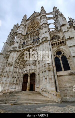 Fassade der St. Peter's Kathedrale (La Cathédrale Saint-Pierre), Beauvais, Frankreich Stockfoto