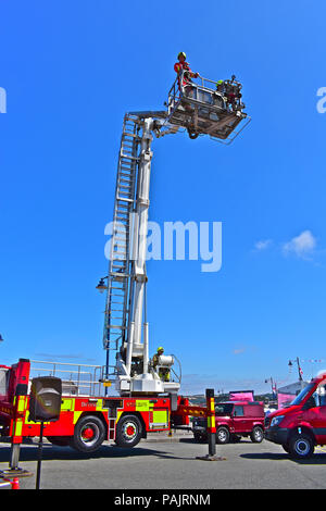 South Wales Feuerwehr beweisen ihre Bronto Skylift Arbeitsbühne RNLI Spaß Tag bei Porthcawl, South Wales am Sonntag, den 22. Juli 2018 Stockfoto